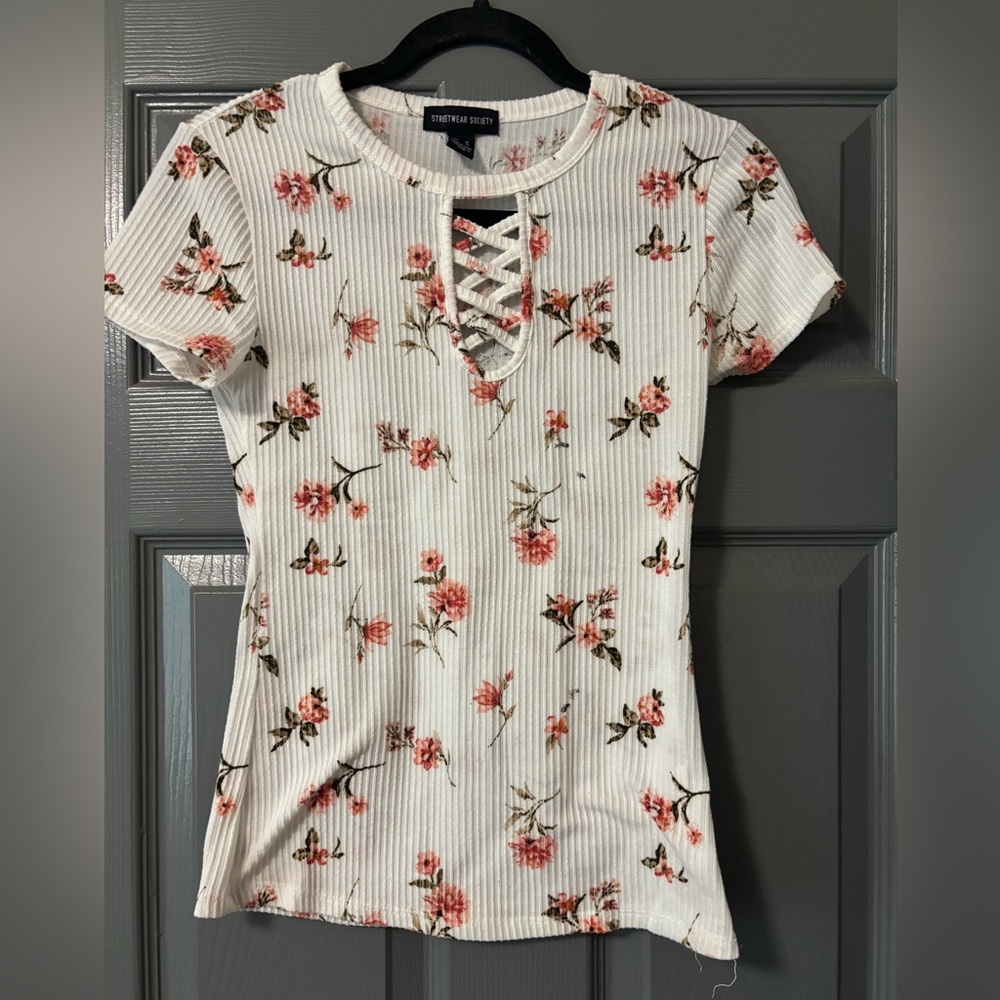 Women's ribbed white floral tshirt size Medium y2k